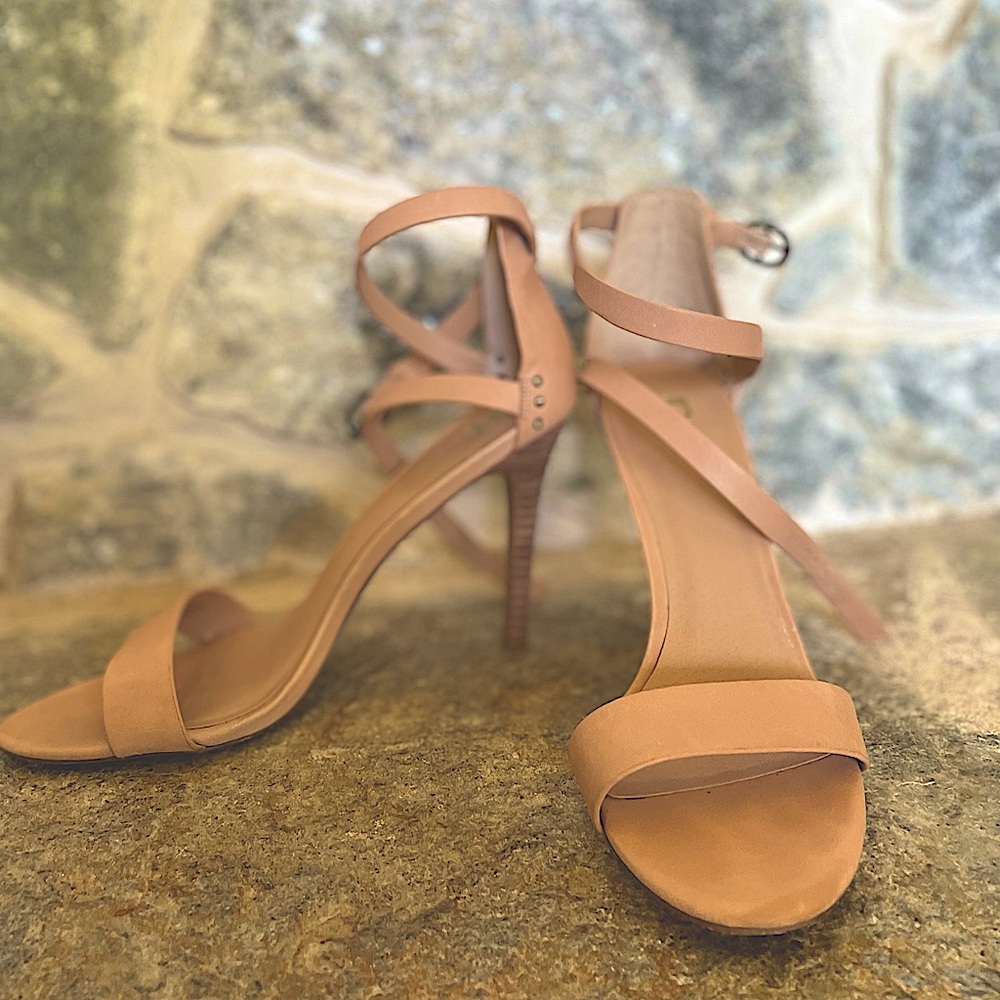 Womens 8.5 cream/tan skinny heels